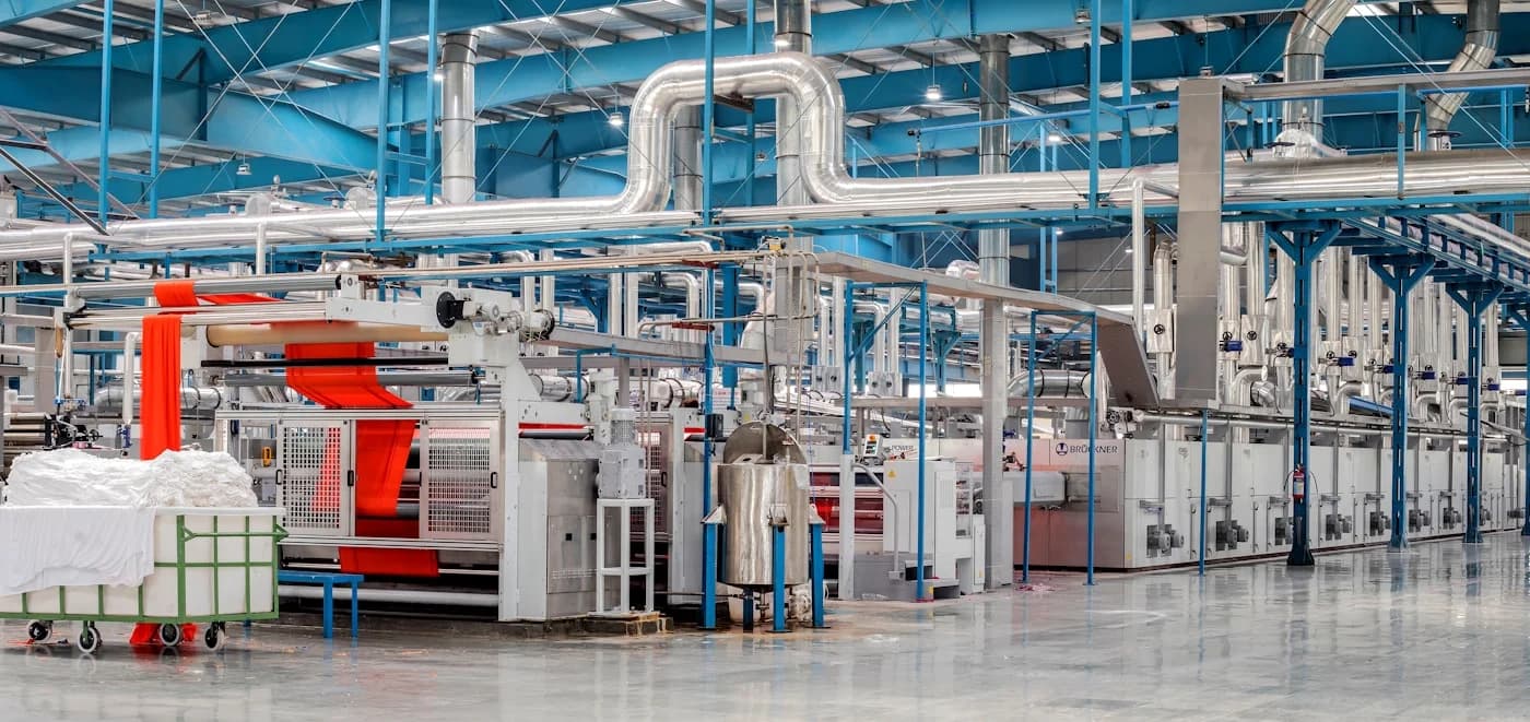 Usine textile avec bobines de fil recyclé